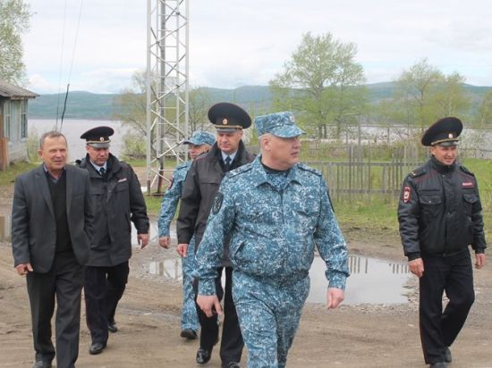 Дмитрий Ильичев (в центре) проехал по Верхнебуреинскому району