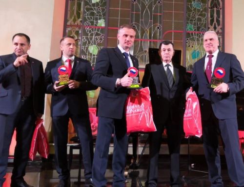 Награду получил председатель РСБИ в Хабаровском крае Андрей Белоглазов (на фото, в центре).