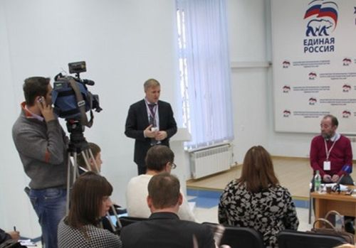 Сергей Луговской (стоит) впервые встретился с хабаровскими независимыми СМИ под флагом научно-практической конференции в ноябре 2015 года накануне выборов в Государственную думу, куда претендовал омбудсмен Юрий Березуцкий. Вместе с претендентом на федеральное парламентское кресло соведущим мероприятия пригласили замглавреда портала "Дебри-ДВ" (за столом). Больше подобных мероприятий региональные единоросы не проводили. Фото из архива редакции 