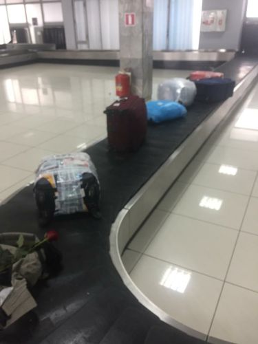 «Пока шли поиски массовой пропажи, на транспортере появились около трех десятков чемоданов, но, увы, с другого аэрофлотовского рейса, по некоторым данным, совсем не хабаровского, а иногороднего», - цитата пострадавшего хабаровчанина. Фото одного из пассажиров шереметьевского рейса 1710.
