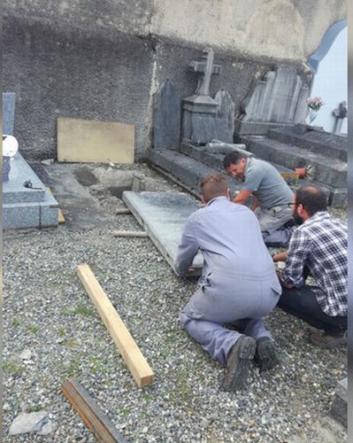 Начались работы по восстановлению, укреплению памятной доски и укреплению камня. Камень решили оставить тот, который был, потому что это история. Фото из личного архива Ольги Кухаренко