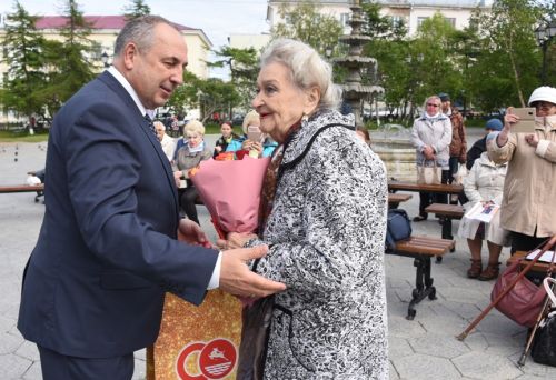 Пользуясь случаем, Юрий Гришан поздравил самого известного ветерана Веру Михайловну Беспалову с 88-летием. Фото пресс-службы мэрии Магадана