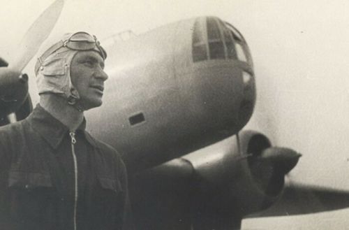 Владимир Коккинаки у бомбардировщика СБ. Фото источника https://ruspekh.ru