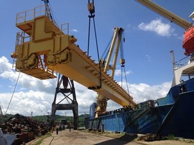 Согласно контрактным требованиям, отгрузка обоих кранов должна осуществляться единой партией, поэтому на ССРЗ был собран полный комплект оборудования, а также проведена контрольная сборка мостов кранов.  Фото пресс-центра УМЗ