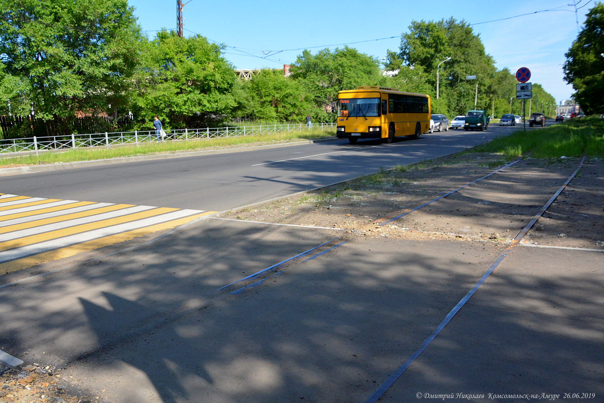 Вот так администрация города выполнила ремонт тротуара на ул. Пирогова в месте его пересечения с трамвайными путями. Фото 26.06.2019 г.