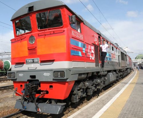 Специальный поезд в дни празднования 45-летия Байкало-Амурской магистрали проследовал из Хабаровска в Тынду. Фото Алексея Жуланова (пресс-служба ДВостЖД).