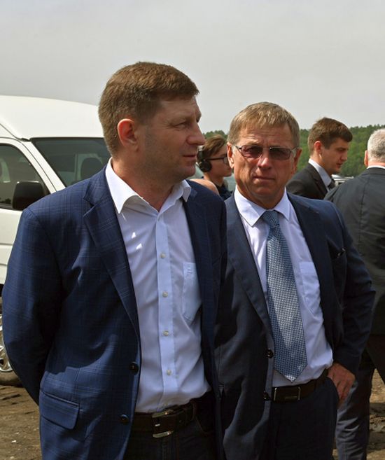 Губернатор Хабаровского края Сергей Фургал и глава Советско-Гаванского района Юрий Бухряков (справа)