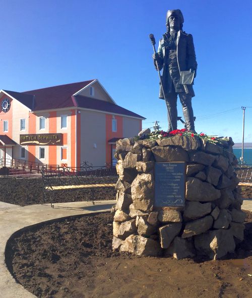 Памятник Витусу Берингу на острове Беринга.