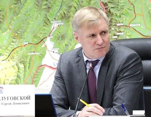 Сергей Луговской: «Благодарю всех депутатов Законодательной думы Хабаровского края шестого созыва за плодотворную и конструктивную работу. Уверен, что все законы, которые мы принимали в течение этих пяти лет, были полезны нашим гражданам - жителям Хабаровского края. Часть из них предстоит дорабатывать, и это уже будут делать депутаты думы нового, седьмого созыва, ведь вопросы, поставленные нашим депутатским корпусов гораздо шире. Я говорю в том числе и о совершенствовании федерального законодательства. Мы часто уделяли внимание и продолжаем работать над тем, чтобы с учетом наших особенностей внимание федерального центра к Дальнему Востоку не ослабевало. И я уверен, что депутаты нового созыва продолжат эту работу. Еще раз благодарю депутатов шестого созыва и хочу пожелать вам, коллеги, крепкого здоровья, хорошего настроения, удачи в жизни, всего самого доброго!».