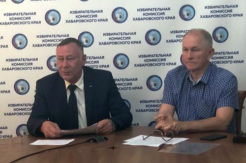 В Хабаровск прибыл член Центральной избирательной комиссии Российской Федерации Валерий Гальченко (справа).