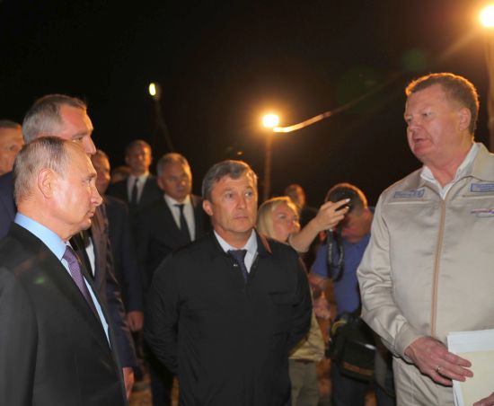 Владимир Путин в ходе посещения космодрома Восточный.