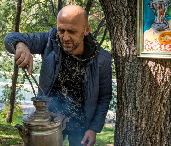 Чай, заваренный Сергеем из веточек и листочков, нас согрел