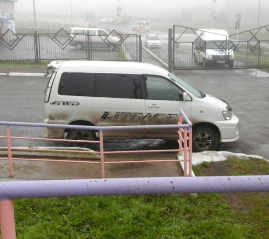 Несколько часов был перегорожен вход на пандус на одном из избирательных участков Ванино