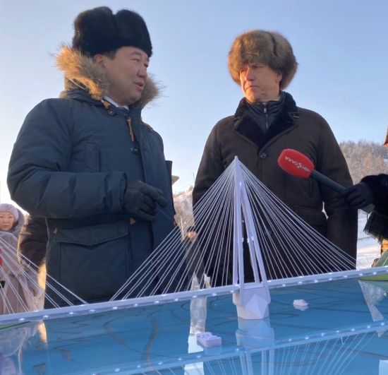 Юрий Трутнев и Айсен Николаев осмотрели место будущего строительства Ленского моста