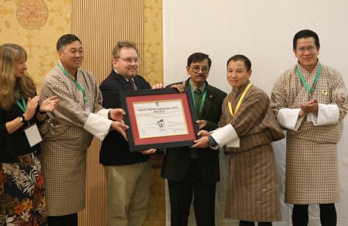 Вручение сертификата CATS. Фото Tenzin Rabgye, WWF, Бутан