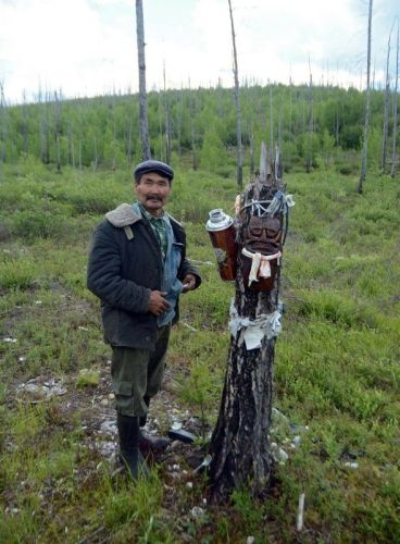 Местный житель Н. Арунеев рядом с одним из культовых мест эвенкийского народа. Фото Олега Корсуна