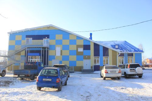 Визуально пристройка не отличается от основного здания – все помещения объединены общей кровлей и облицовкой фасада. Фото автора