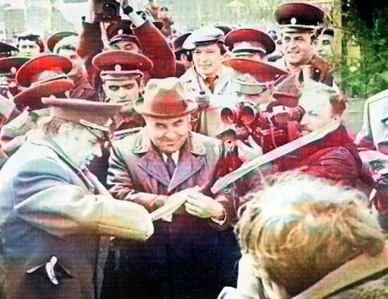 На фото: в центре - А.К. Черный, выше - Г.П. Ведерников, БАМ, ст. Постышево.  