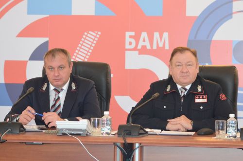Николай Маклыгин  (справа) представил Евгения Мысливцева. Фото пресс-службы ДВЖД