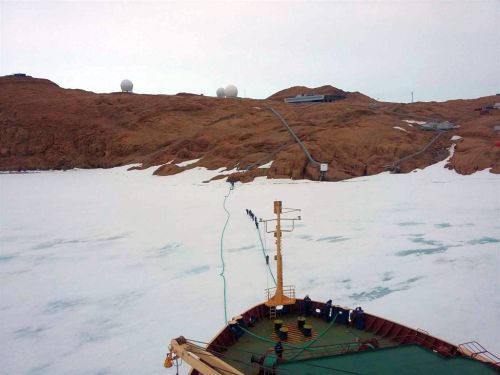 Если вы всмотритесь в снимок, то увидите цепочку людей, которые вручную тащат тяжеленный канат, чтобы закрепить его за выступ скалы на берегу