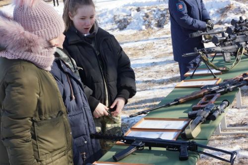 В интервалах между прохождением испытаний участники могли посмотреть образцы военного оружия. Фото автора