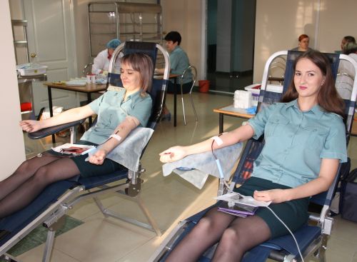 К сдаче крови врачи допустили 57 таможенников. Фото автора