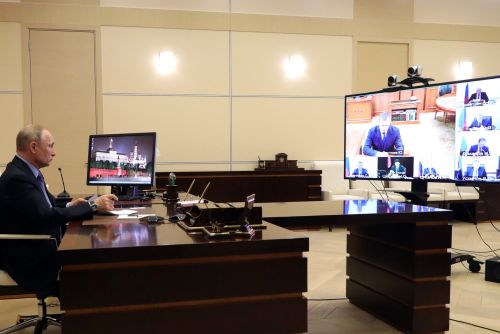 На совещании с полномочными представителями президента в федеральных округах.