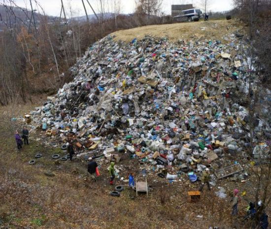 В 2012 году, посетив тоннель, мы увидели жуткую картину - гигантскую свалку в притоннельной выемке