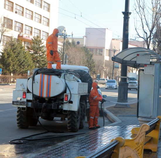 Обработку автобусных остановок на нескольких центральных улицах Хабаровска провели спасатели МЧС России.