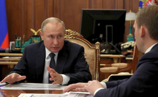 Владимир Путина С министром по развитию Дальнего Востока и Арктики Александром Козловым.