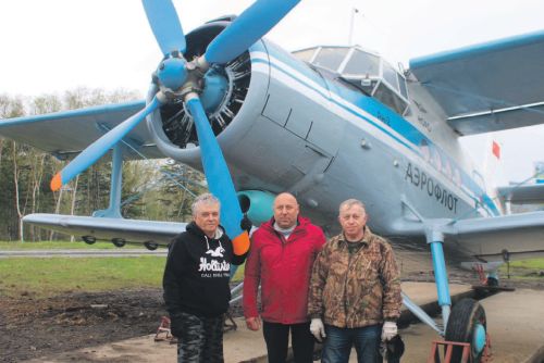 Инициаторы установки памятника - Александр Лобастов, Андрей Котов и Валерий Шуйский.