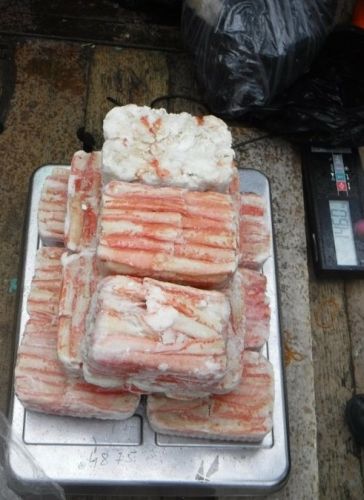 Мешки и ящики с мороженой и сушеной морепродукцией были спрятаны в производственном цехе и в машинном отделении судна. Фото автора