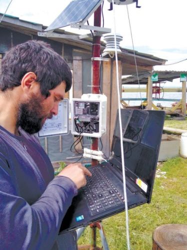 Метеостанцию НОВО-U30, которую пришлось демонтировать прошлым летом при подходе «большой воды», водрузили на место. Фото из газеты «Амурская заря»