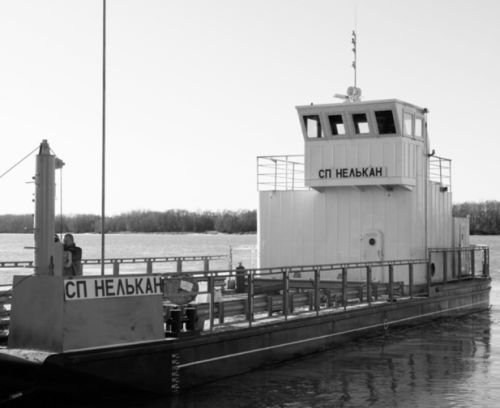 Паром имеет длину почти 25 метров, ширину 7, может брать на борт до 10 пассажиров, а вот осадка у него всего 50 сантиметров.