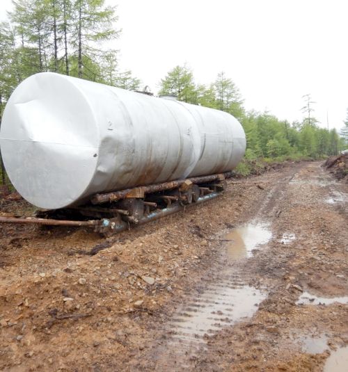Цистерна на дороге, мыс Заржевского, побережье Ульбанского залива, место работы Кутынской ГГК. Фото © проект «Друзья океана», фото предоставлено Хабаровским отделением ВООП.