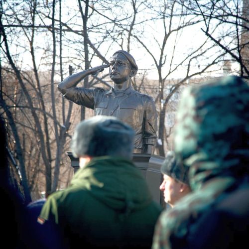 В Свободном установили памятник Герою России Ивану Маслову