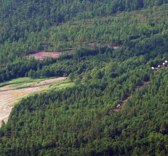 Вид сверху, мыс Заржевского побережье Ульбанского залива, место работы Кутынской ГГК. Фото проект Друзья океана. Фото предоставлено Хабаровским отделением ВООП.