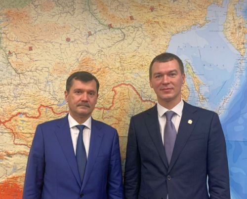 Михаил Дегтярев (справа) провел рабочую встречу с руководителем Росавиации Александром Нерадько