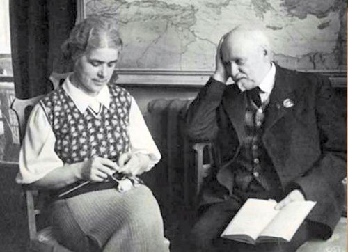 Надежда Викторовна и Владимир Леонтьевич Комаровы, 1941 год.