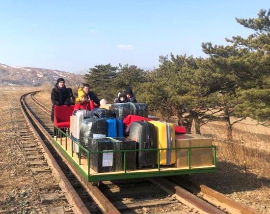 Несамоходную дрезину на последнем отрезке пути между станциями Туманган и Хасан толкал третий секретарь Посольства Владислав Сорокин, самой юной путешественницей - его трехлетняя дочь Варя