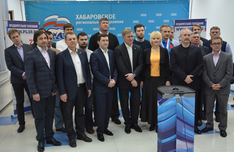 Жорник, второй слева, в кругу единомышленников