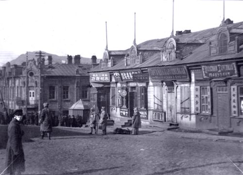 Санитарный отряд убирает труп чумного китайца с Алеутской, 1921 г.