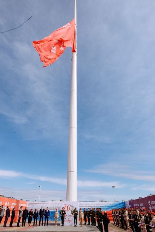 В Благовещенске на берегу Амура на флагштоке подняли копию Знамени Победы