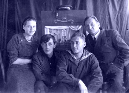 Нанина Прахова, В. П. Некрасов, Л. Н. Александров, А. И. Лакшин, Владивосток, 1938 г.