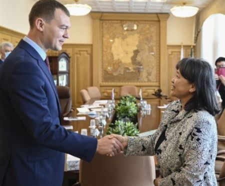 Врио губернатора Михаил Дегтярев провел рабочую встречу с Генеральным консулом Японии в Хабаровске госпожой Фурута Кэйко