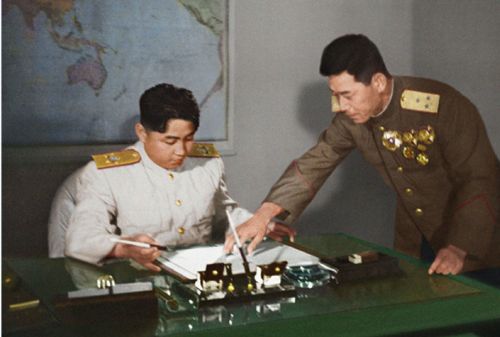Ким Ир Сен, проверяет протокол Соглашения о перемирии, утверждает его, июль 42 г. чучхе(1953). Фото из архива ГК КНДР