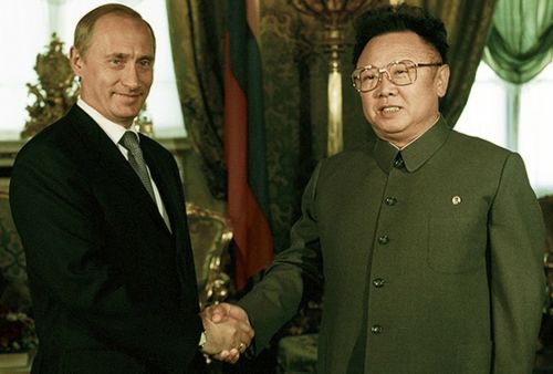 Президент России Владимир Путин и Председптель ГКО КНДР Ким Чен Ир на встрече в Москве, лето 2001 года. Фото из архива ЦТАК