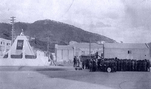 Певый памятник морпехам в Сейсине