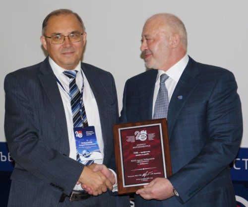 Награду представителю Хабаровского Водоканала вручил Президент МАС ГНБ А.И. Брейдбурд