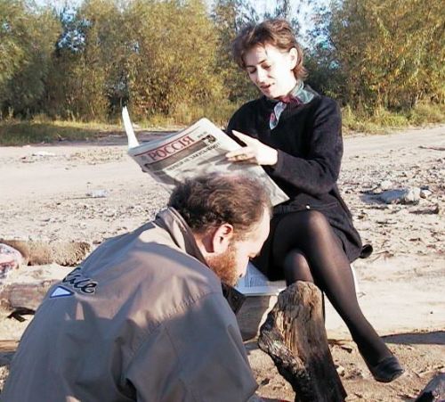 Школьная учительница-редактор Эльвира Сербжинская проводит на берегу Амура традиционную журналистскую планерку. Фото из архива Сергея Алексеева (начало 2000-х годов)